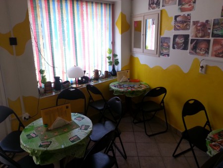 Leülési lehetőség ahol kellemes környezetben fogyaszthatja ételét italát